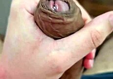 यंग ब्राजीलियन ट्विंक खुद को हिलाता है और होममेड क्लिप में जोर से जलीद करता है!