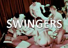 Fiatal nő 18+ borotvált puncijal és tökéletes seggel levetkőzik, hogy mindent megmutasson