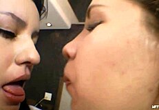 Я поцеловала девушку, это было горячо с двумя девушками