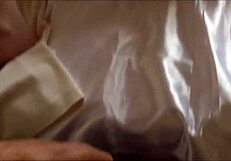 Zorra francesa en vestido de satén ajustado recibe lamida intensa a lo perrito