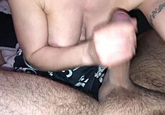 巨乳ブロンド熟女のホットワイフがプロ並みにザーメン飲み込む😍