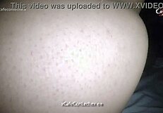 En matant le cul énorme de ma demi-sœur, j’ai craqué pour son trou chaud