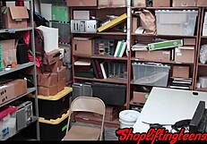 O que essa ladra de loja tá fazendo chupando o pau do policial pra escapar?