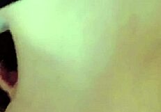 Азиатская красотка дразнит перед мощным оральным взрывом крупным планом. Братва, смотрите, как она плюет и лижет!