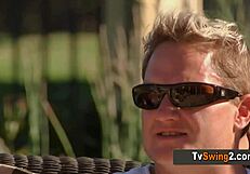 Непослушна плавуша задовољава све свингере у свинг вили