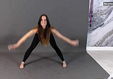 トリミングされたマンコの巨乳美女ヴェラ・ザチェムが激しくフレックス