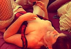 Nagymama fehérneműben fűzőben elélvez kemény picsabasástól