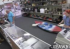 Questa piccola rossa 18+ scopa per soldi in un banco dei pegni, wow! 😍