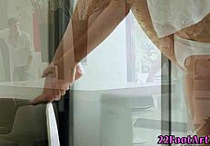 Nainen nuolee spermaa jaloistaan kovan nussun jälkeen