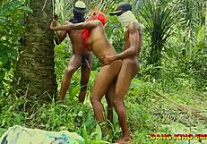 Svart amatör BBC-trekant i afrikanska busken - vild utomhusaction