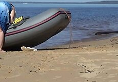 Hej, turistična dama in čolnar se dobita!