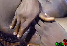 Adolescente ébène 18+ invite amie à filmer son doigter