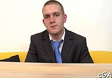 Szexi hunk blowjobot és bareback baszást kap meleg partnertől