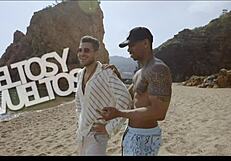 İki Parasız Arkadaş Hayatta Kalmak İçin Yalama ve Doğal Göğüslerle Porno Çekiyor