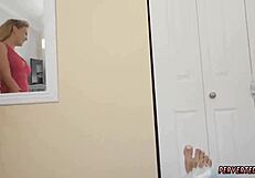 شيري ديفيل، أم الجار، تعطي فوت جوب مزدوج مجنون في السيارة