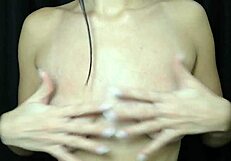 Erkunde meinen Nippelspiel-Fetisch mit prallen Teen-18+ Titten solo