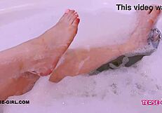 Mooie brunette geniet van een sexy bad, komt ze alleen of met gezelschap?