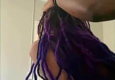 فتاة جامعية بيضاء جميلة ذات دريدز بنفسجية تنحني لنيك بين عرقي