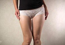 Dráždivý pohľad na stehná v sexi čipkových nohavičkách s fetišom na cameltoe