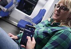 Απομακρυσμένος έλεγχος οργασμού κοπέλας σε δημόσιο τρένο