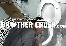 Строгият доведен баща дисциплинира разглезени доведени синове с чувствено бейзболно тройно. Наведени и яздят здраво, те си научават урока!