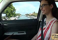 Εγκαταλελειμμένη Tali Dava Πιπιλάει Πούτσο για να Γυρίσει Σπίτι σε Δημόσιο POV