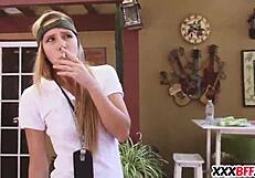 Lezbiyen Kamp Danışmanları En İyi Arkadaşını Büyük Yarraklarla Biseksüel Grup Seksine Kandırıyor