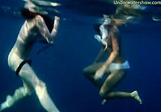 Fete goale din Tenerife se stropesc și se joacă sălbatice în apă