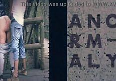 Jebanie biuściastej brunetki na świeżym powietrzu w parku z dreszczem ryzyka