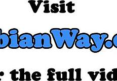 สาวเลสเบี้ยนสวย แฟนสาวสักคิ้วเย็ดด้วยสตราโพน ขณะขัดควย