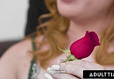 Wow, regarde la grosse bite trans d'Erica Cherry stupéfier la petite 18+ Aiden Ashley