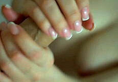 Уау, тази развратна курва прави луди свирки на момчетата си и получава мръсна орална кремпай! 😜