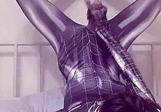 Sexy gay teen divoce masturbuje jako Spider-Man s obrovským dildem