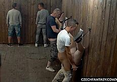 ब्यूटीफुल एशियन गर्ल्स ग्लोरी होल पर ह्यूज कम लोड के लिए बेंट ओवर