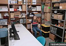 رجل محظوظ ينيك لص ساخن في العمل - مراهق 18+ لصوص