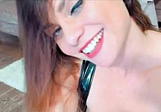 שלישייה לסבית Webcam עם קוספליי, אצבעות והפשטה עצמית