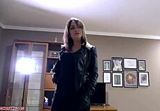 Лесбийская взломщица в кожаных перчатках доминирует страпоном и вибратором