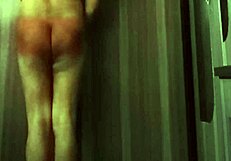 Niegrzeczna kumpela ukarana klapsami, trzęsącą dupą i bondage w ostrej akcji