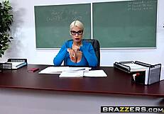 Payudara besar di sekolah bareng Bridgette B bikin semua terganggu di kelas Alex D