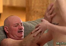 Vecchio divora figa giovane russa 18+ con leccate intense e potenti