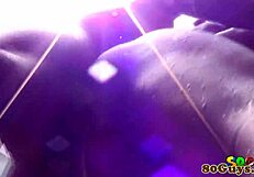 Verdorie! Afrikaanse amateur zuigt lul buiten bij het zwembad!