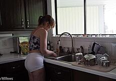 레슨 363에서 귀여운 유럽 밀프 비하인드. 섹시 엉덩이 드러나