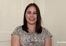 אמה מלקקת דגדגן מגולח ורגליים למצלמה!