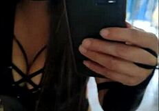 Uklízečka vypadá skvěle v sexy outfite a svádí diváky v domácím amatérském pornu pro nové zralé ženy v latině