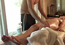 لا أقاوم تدليك هذه السيدة الناضجة ذات الصدر الكبير