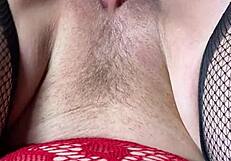 Närbild av blowjob från het brunett - cumshot på monstercock