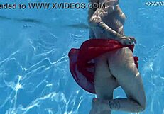 صدر كبير لميمي سيسيا في المسبح