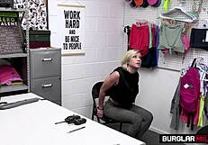 Милфа жёстко оттрахана охранником в подсобке