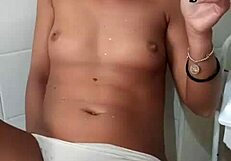 Üvey baba, banyoda sigara içen üvey kızını dikizleyip çılgın gerçek orgazma mastürbasyon yapıyor