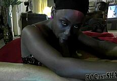 Cuplu negru se dedă sexului anal pe canapea, amestecând săruturi franceze cu muie și futut în cur